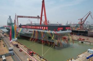 中国第三艘航母下水 命名福建舰 满载排水量8万吨