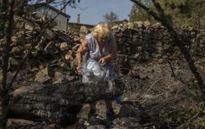 西班牙山火持续肆虐 居民给被烧焦的植被浇水