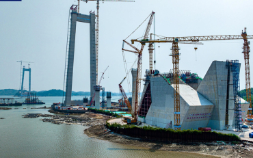 广西最长跨海大桥首件散索鞍完成吊装
