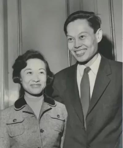 杨振宁先生百岁生日现场照与翁帆十指紧扣切蛋糕