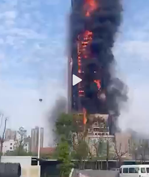 现场视频：长沙电信大楼起火 火光直冲楼顶伤亡情况不明