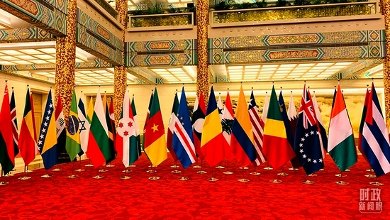 纪念会议现场,联合国各会员国国旗组成的旗阵.