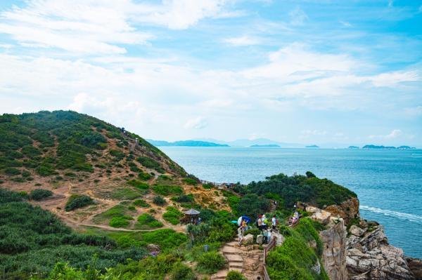 图源:酷吧 杨梅坑位于深圳大亚湾南澳的西北,是一处临海的山丘,有
