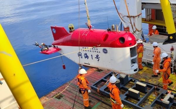 问海1号6000米级自主遥控水下机器人正式交付