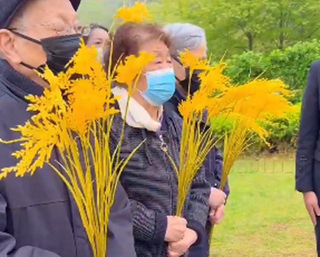 袁隆平夫人口罩上的话让人泪目人就像一粒种子要做一粒好种子