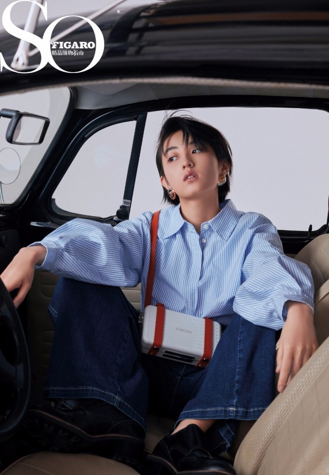 官方同步发布的拍摄花絮中,张子枫穿着斑马复古条纹衬衫坐在车厢中
