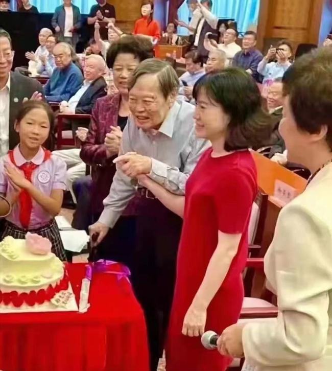 当前位置:>娱乐>滚动报道> 9月23日,杨振宁百岁生日会现场照曝光,翁帆