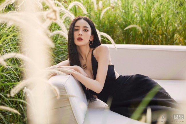 娜扎穿深v露背裙秀身材长发如墨现回眸杀