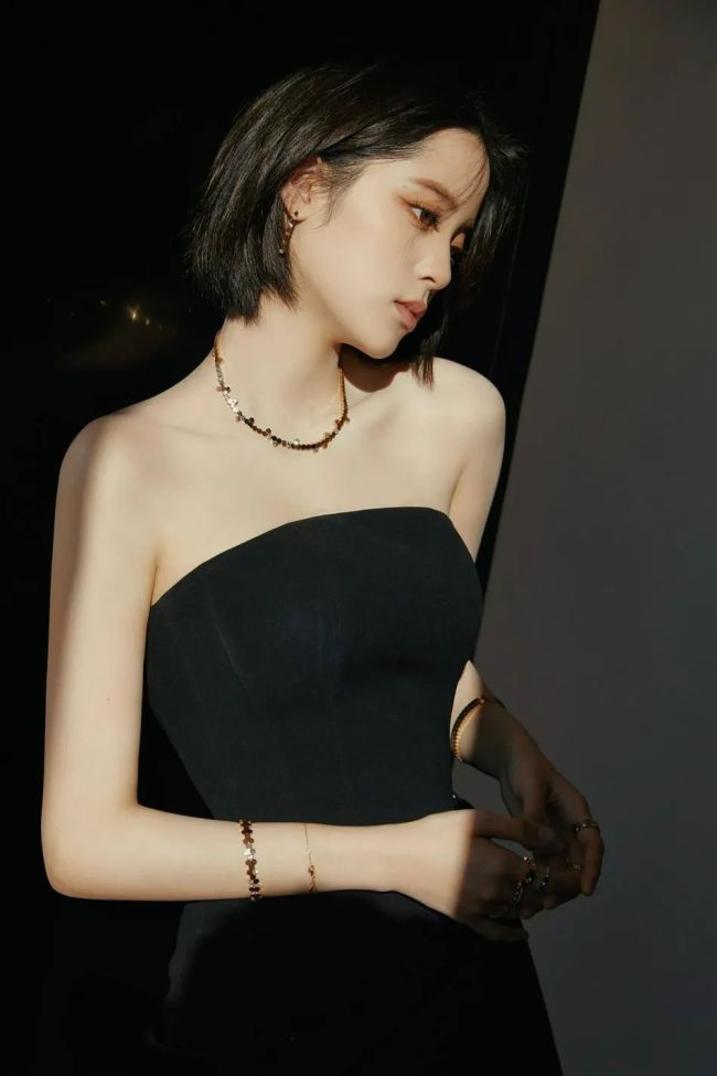 欧阳娜娜穿黑色抹胸短裙秀事业线 21岁小露性感