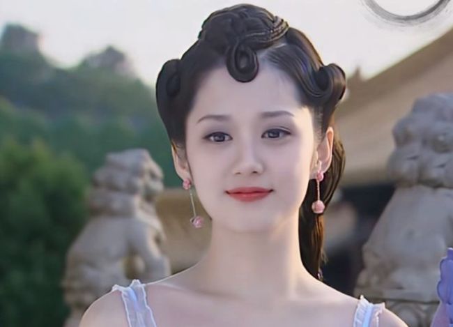 张娜拉,1981年出生于韩国,2004年凭借电视剧《刁蛮公主》中古灵精怪又