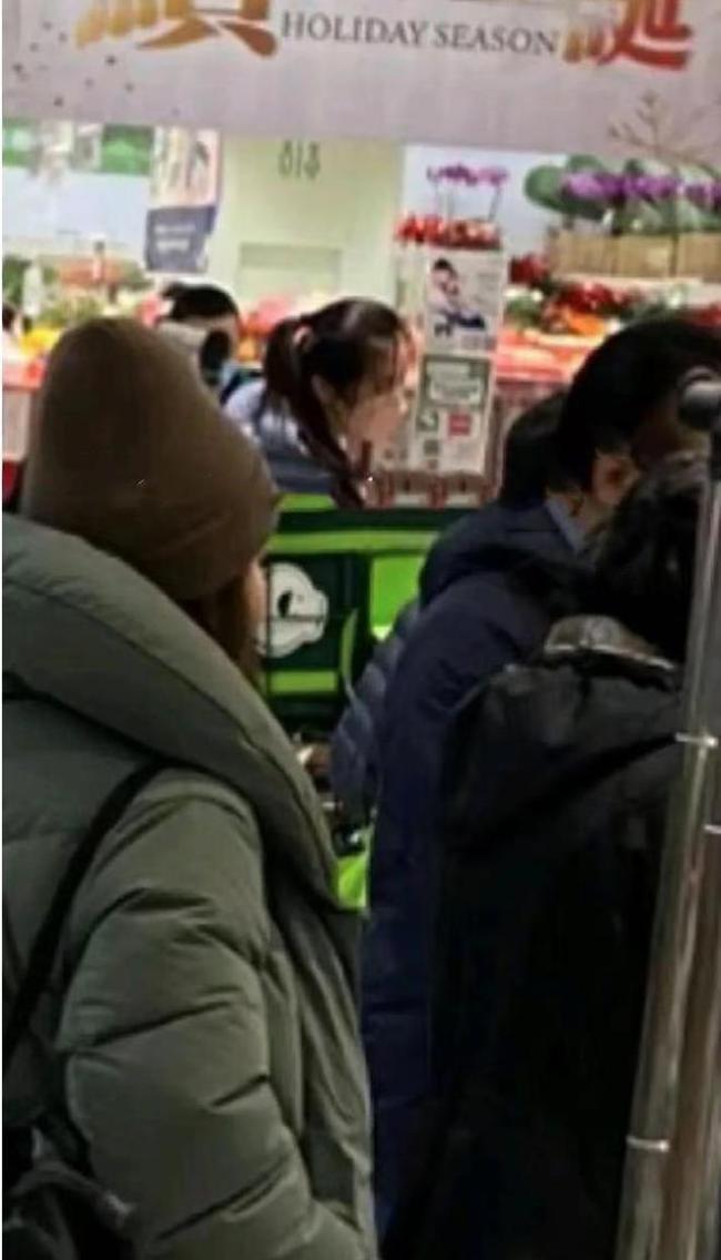 王祖贤单独在温哥华超市列队 样子很朴实终年俭仆
