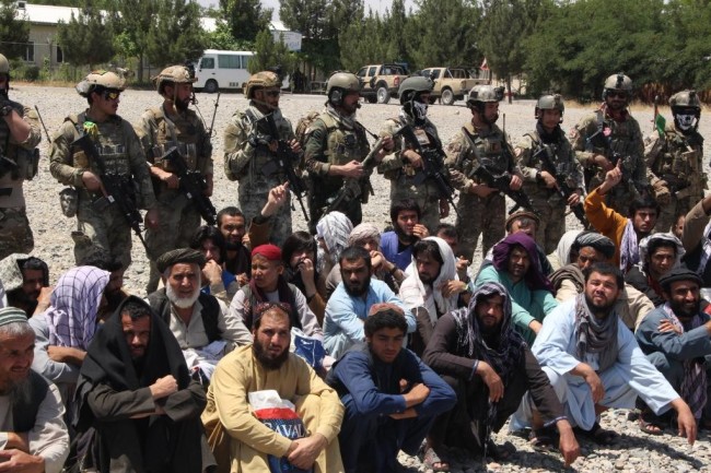 军事 军事新闻 > 正文  在塔利班占领阿富汗北部数十个地区和周围主要