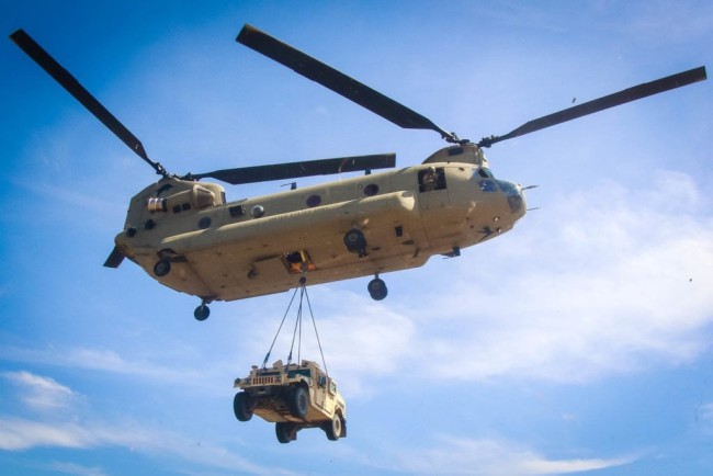 美国陆军装备的"支奴干"运输直升机 资料图