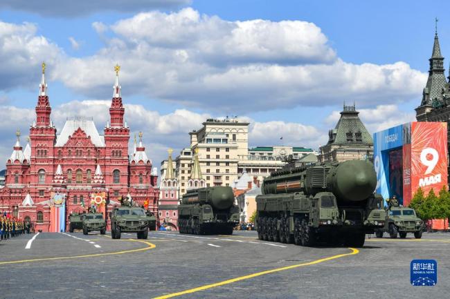 5月9日，争胜祝活在俄罗斯都城莫斯科，利周列庆“亚尔斯”导弹体系编队驶过红场。地行为