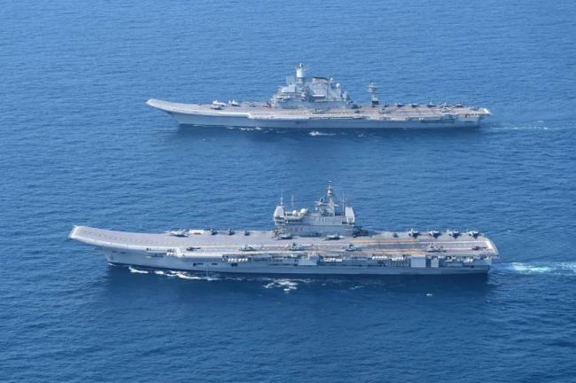 印度2艘航母同框 中国临时做不到？