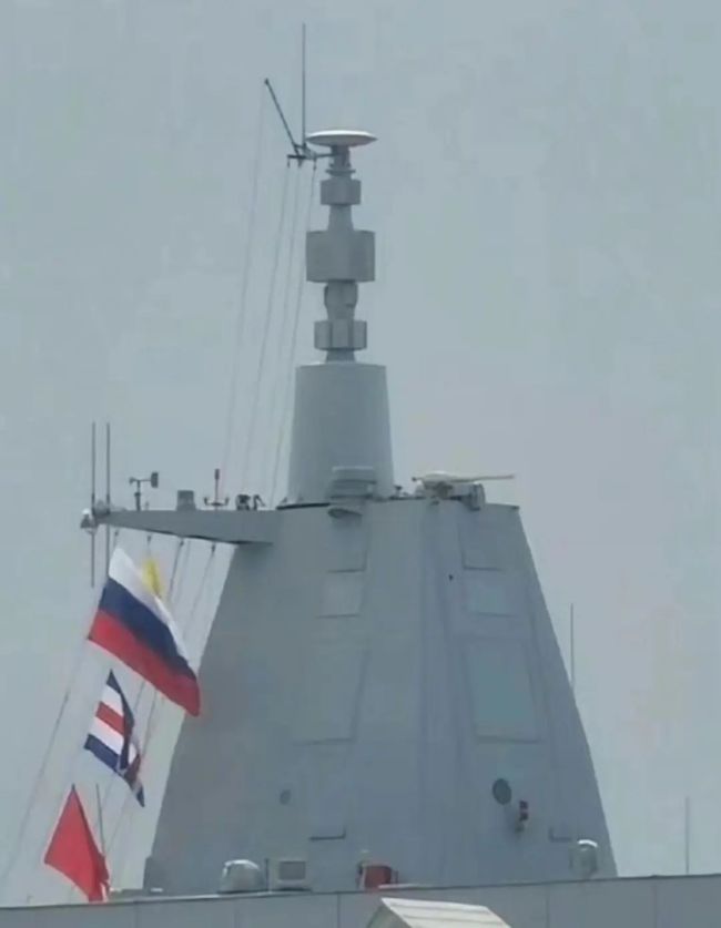 055大驱升起俄方国旗，军司俄水兵司令拜访上海船坞：有大买卖要做吗？