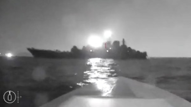 乌方回应“俄军舰在海军基地遇袭”，外媒曝袭击后卫星图像