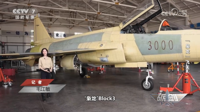 央视展现枭龙战机最新型号细节：导弹告警装配遍布机身