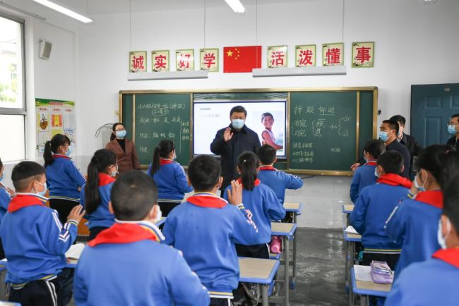 走过场,搞虚把式,有的甚至从网上购买现成的手抄本,学习日记,拿来后一