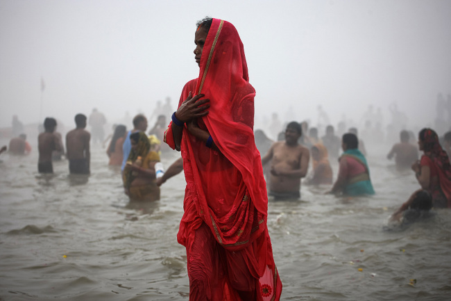 印度民众恒河沐浴以洗净罪恶