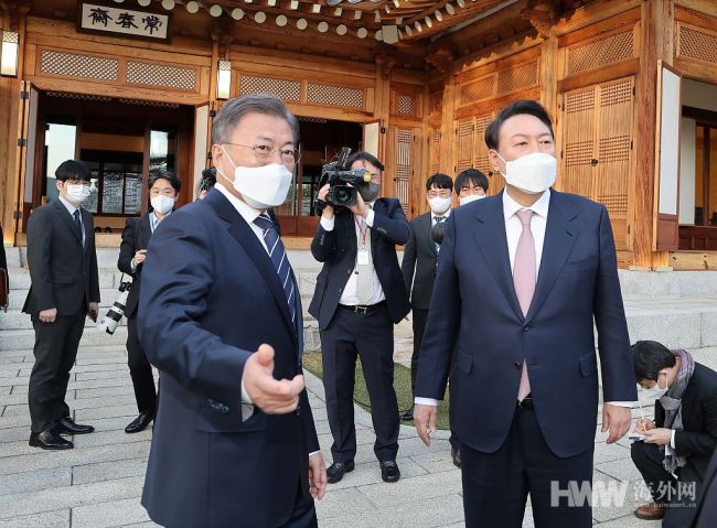 韩国总统文在寅与候任总统尹锡悦正式会面