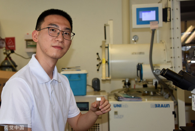 2022年6月16日，北京，论文第一作者、中科院化学所侯凌翔博士接受媒体集体采访，介绍创制碳家族单晶新材料——单层聚合碳60的成果。