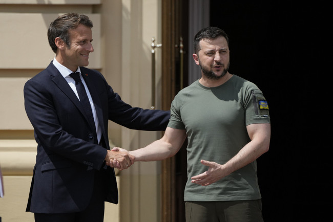 当地时间2022年6月16日，乌克兰基辅，法国总统马克龙(左)与乌克兰总统泽伦斯基握手。