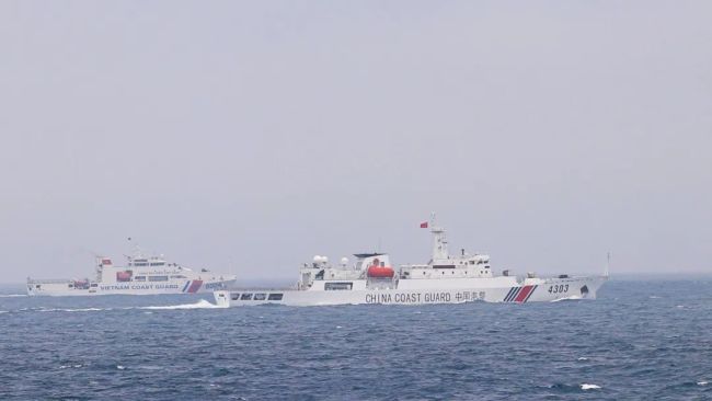 中国海警5103舰位南海救助1名越南落水渔民