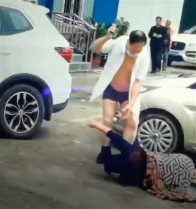河南一医院院长当街用皮带抽打女子 已被警方控制