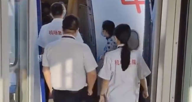 人性化管理生命至上!东航一航班因旅客吐血紧急备降合肥