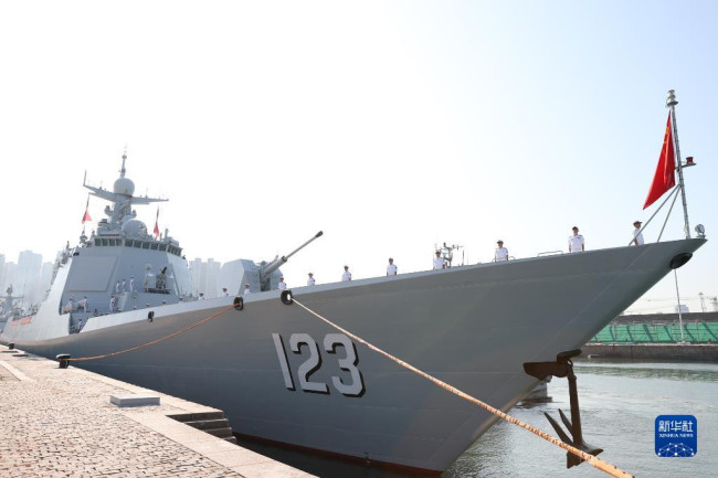 9月21日，中国海军第42批护航编队从山东青岛某军港解缆起航。这是编队中的淮南舰。新华社发（马玉彬 摄）