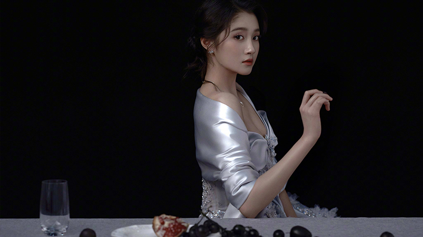 关晓彤身着低领银色亮片裙魅力十足！身材火辣让人大饱眼福