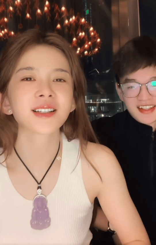 赵樱子直播官宣恋情！小12岁男友真实面貌曝光