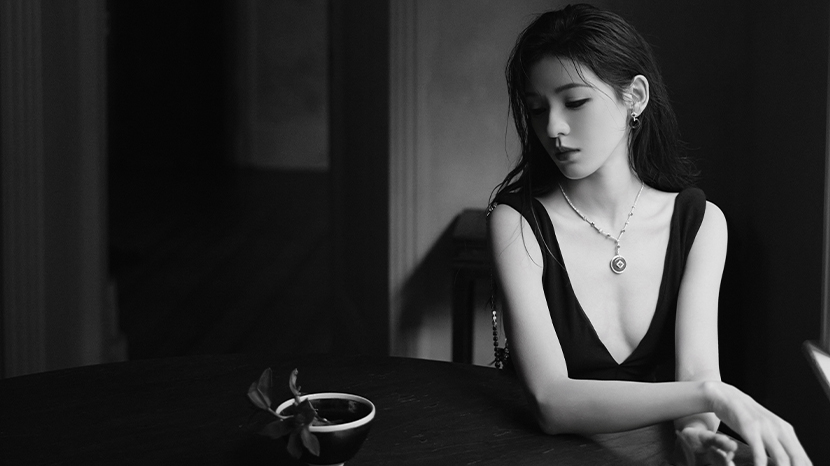 张予曦身穿深V黑裙性感明艳 红唇亮眸氛围感满满