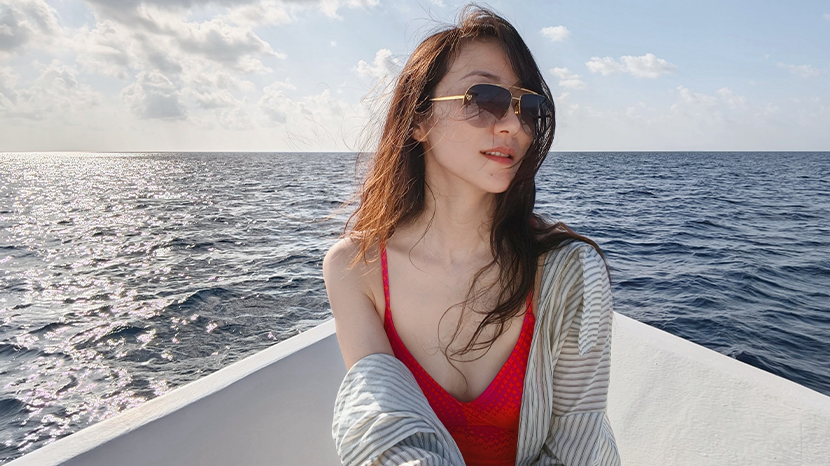 韩雪乘坐游艇出海心情好！穿红色小吊带明艳吸睛