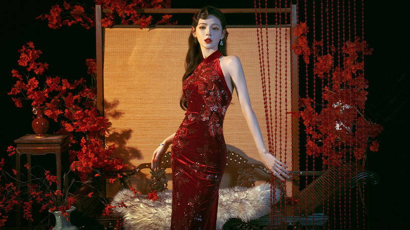 张予曦穿新中式红色旗袍明艳动人！宛若玫瑰女郎性感妩媚