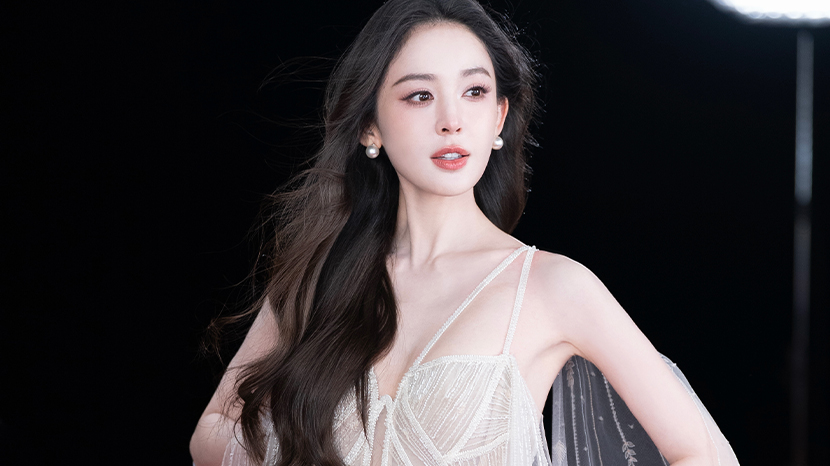 新疆美女太养眼！古力娜扎穿白色轻纱吊带裙纯欲感拉满