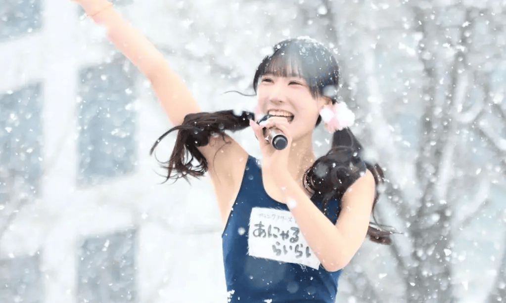 日本女团成员雪地穿泳装表演引争议 公司回应