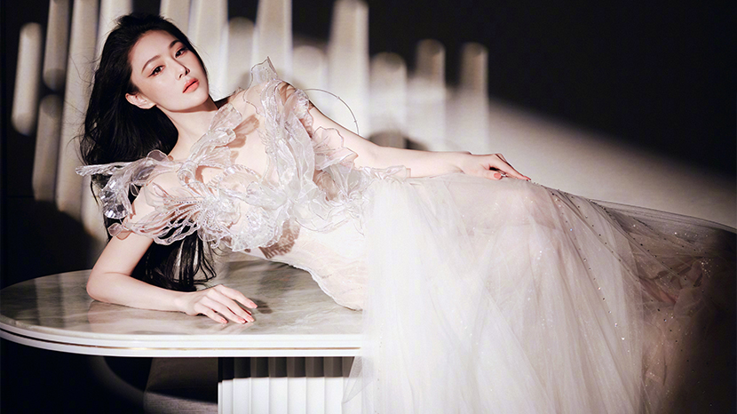 张馨予穿蝴蝶纱裙勾勒完美身材 发丝轻扬眼神清冷又妩媚