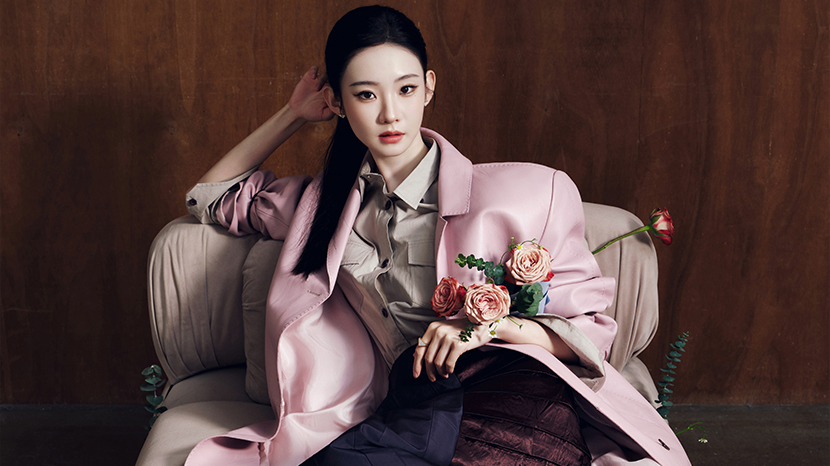 张艺凡身着皮质大衣文艺清冷 眼神锐利尽显飒爽大气