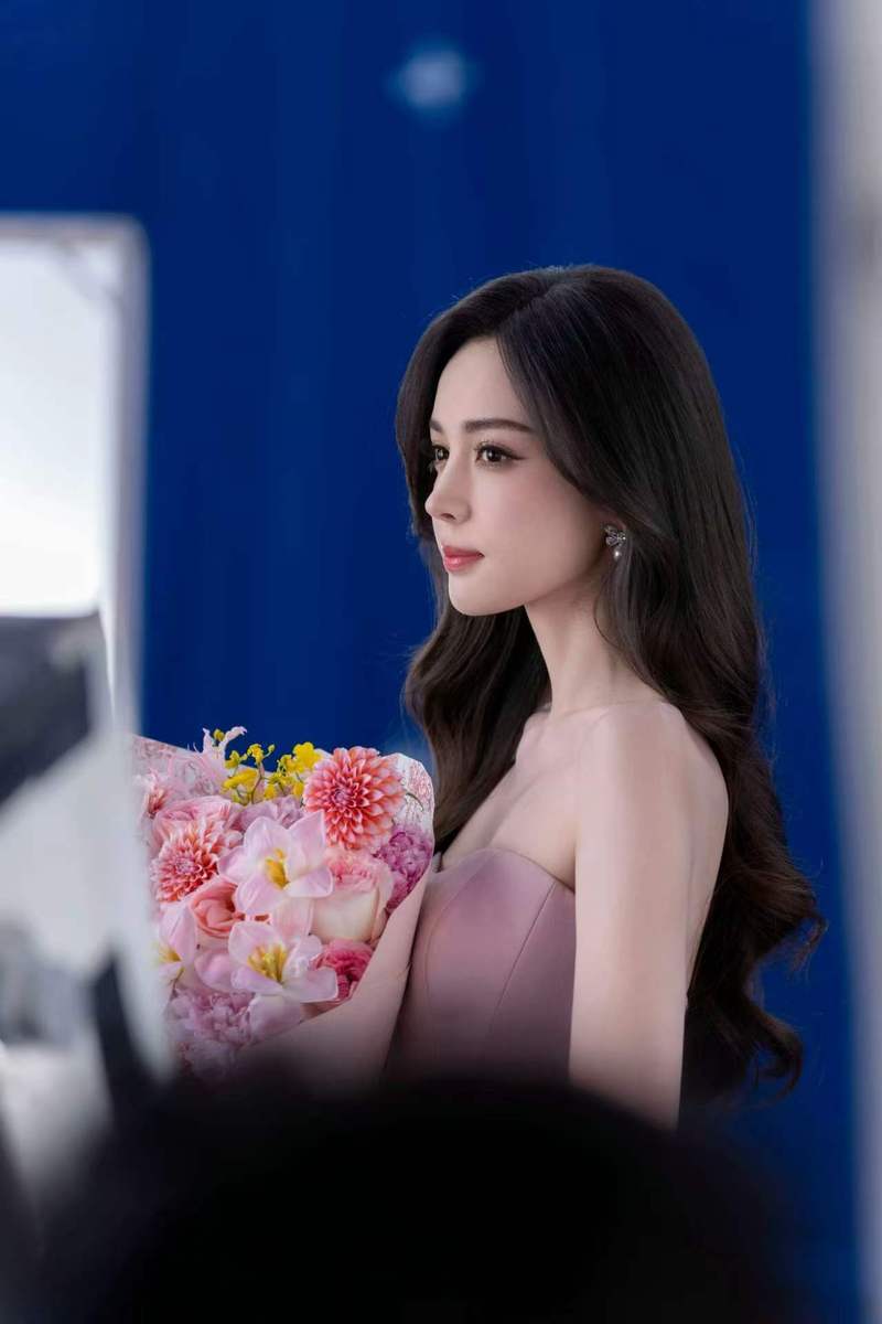 娜扎穿立体花饰粉裙手捧花束 甜笑灿烂侧颜精致