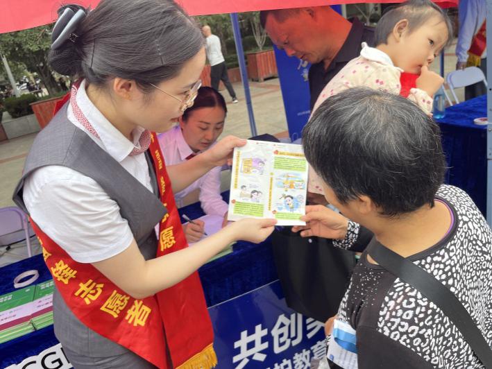 广发银行武汉硚口支行开展“汇聚金融力量、共创美好生活” 宣传活动