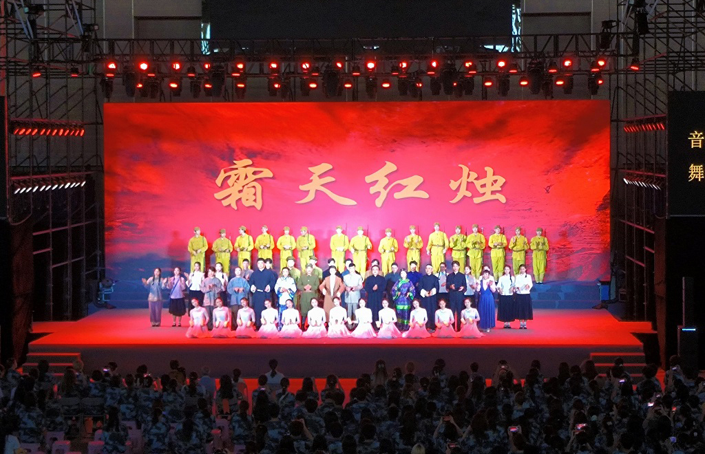 黄冈师范学院6542名新生同上第一堂“大思政”课