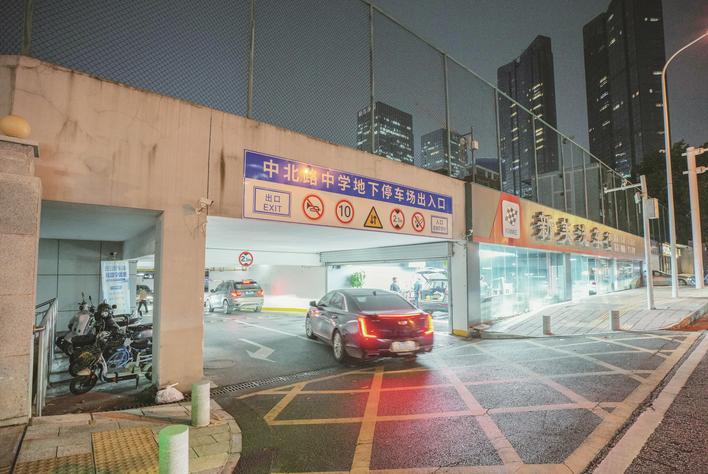 武汉21所学校停车场对外开放 市民点赞：便民新举措