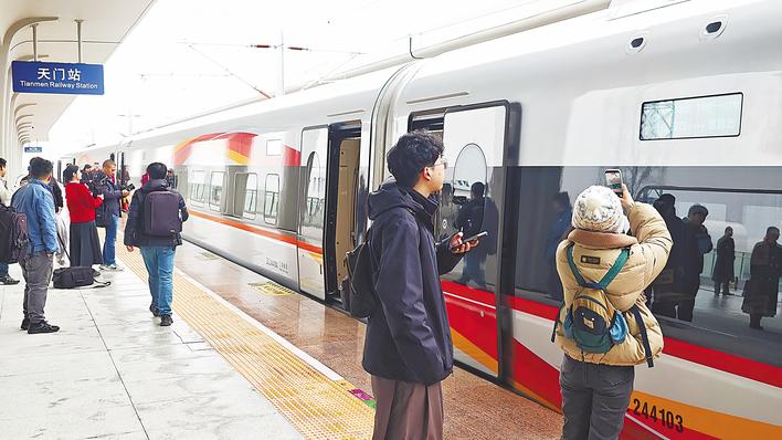 平均8.6分钟一站 坐高铁如同坐地铁  沿江高铁汉口至宜昌69分钟可达