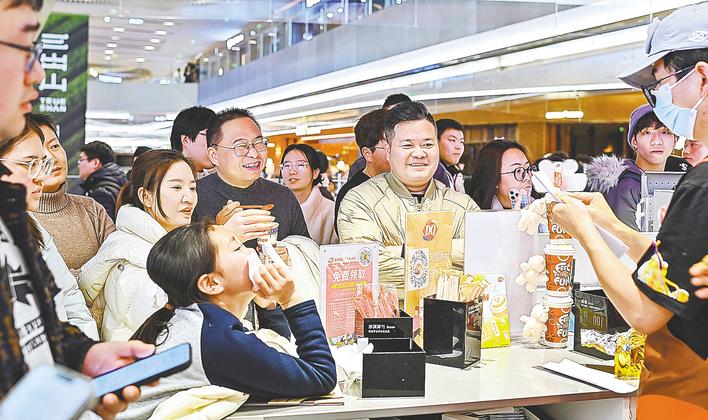 假期餐饮市场烟火气升腾，有餐厅高峰期需等位500桌  外地客拖着行李箱排队“嘬虾子”