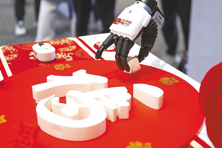 人形机器人更好用 eVTOL让“飞的”成真  湖北智造 交融浓浓烟火气