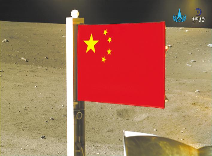 跨越5年时光与38万公里距离  天安门国旗与月面国旗相聚武汉