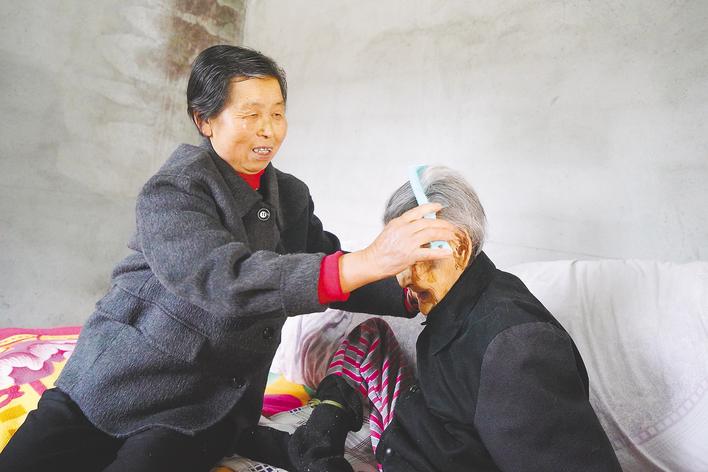 保康孝媳孙加梅45年辛勤奉献无怨无悔  拼一己之力扛起9位老人的幸福晚年