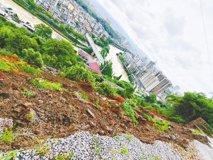 90分钟紧急转移128名群众到安全地带  一场与滑坡险情的生死竞速